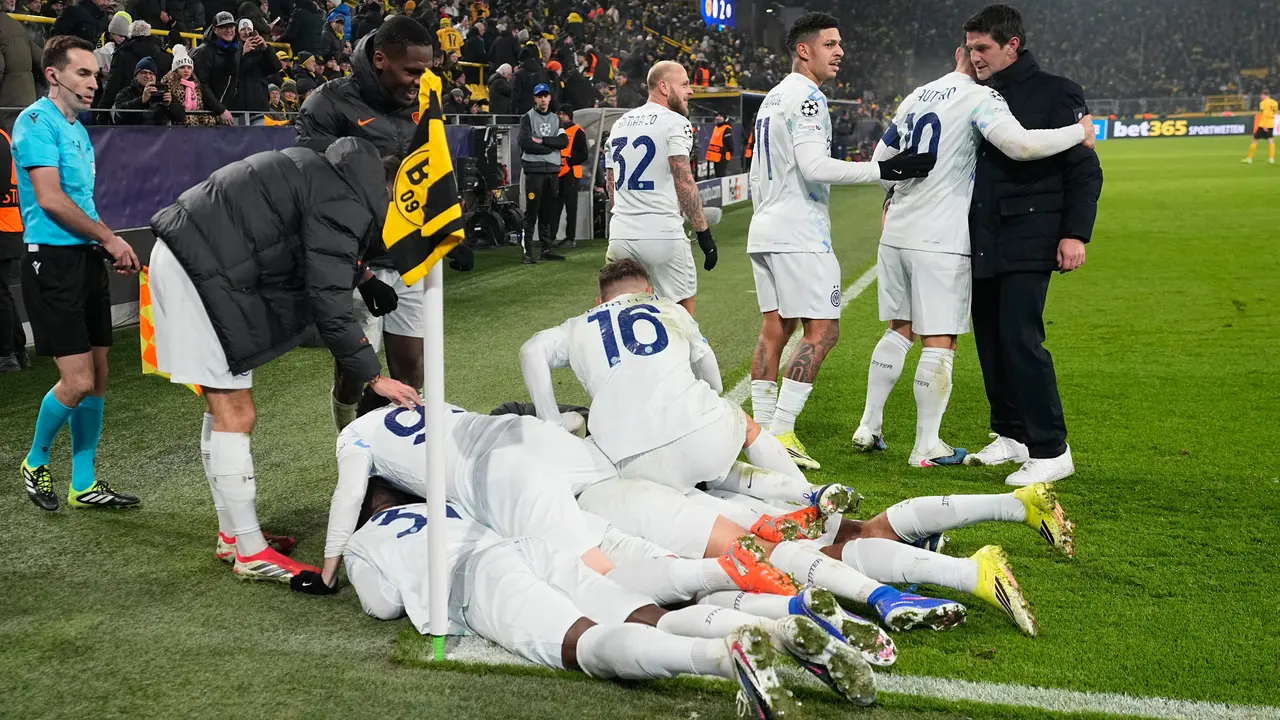 Para pemain Inter Milan merayakan gol kedua yang dicetak Andy Diouf bersama pelatih Inter Milan Cristian Chivu