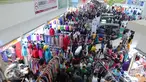 Sejumlah calon pembeli memadati pusat perbelanjaan Tanah Abang, Jakarta, Sabtu (25/6). Jelang lebaran banyak masyarakat yang sudah berburu kebutuhan pakaian baru. (Liputan6.com/Angga Yuniar)