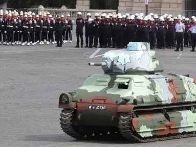 Tank Char B1 Prancis dari Perang Dunia II ditampilkan dalam upacara militer tahunan Bastille Day di Place de la Concorde, Paris (14/7/2020). Prancis mengadakan parade tersebut dengan pengurangan jumlah peserta pasukan sebagai langkah untuk keamanan terhadap penyebaran Covid-19. (AFP/Thomas Samson)