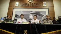 (Kiri ke kanan) Kasdam Jaya Brigjen TNI Ibnu Tri Widodo, Menko Polhukam Luhut Pandjaitan, Menkominfo Rudiantara, dan Wakapolda Metro Brigjen Pol Nandang Jumantara menggelar jumpa pers di Kemenko Polhukam, Jakarta. (Liputan6.com/Faizal Fanani)