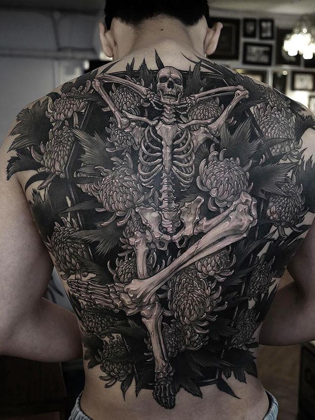 7 Potret Tato Besar di Punggung Ini Keren Banget