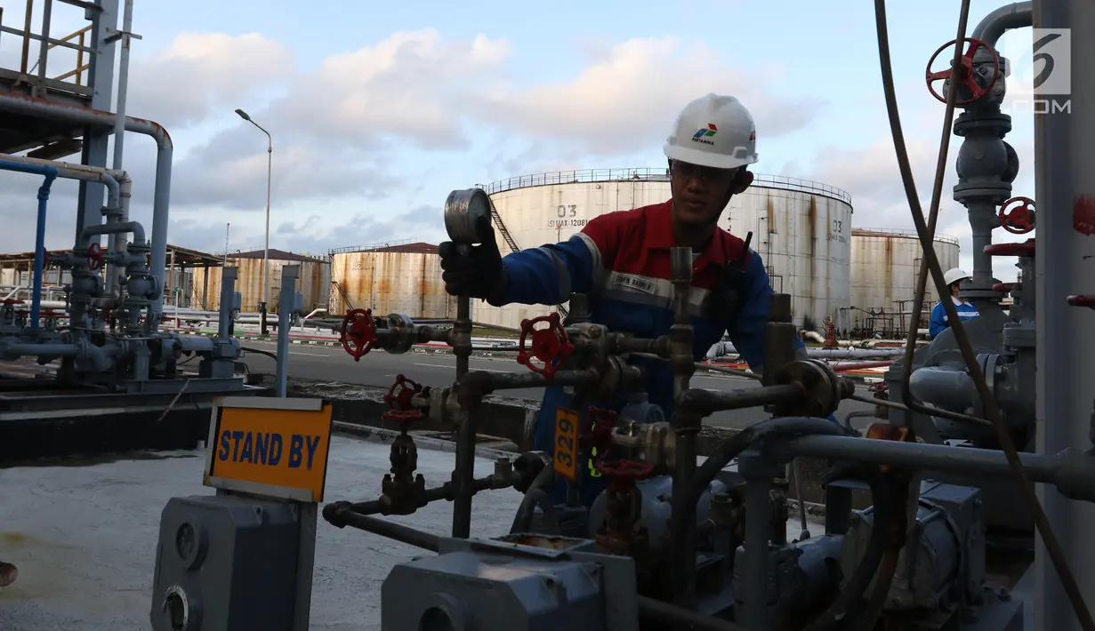Petugas melakukan pengecekan di area Refinery Unit V Balikpapan, Kalimantan Timur, Senin (22/7/2019). Kapasitas Kilang Balikpapan akan ditingkatkan dengan adanya proyek Refinery Development Master Plan (RDMP). (Liputan6.com/Angga Yuniar)