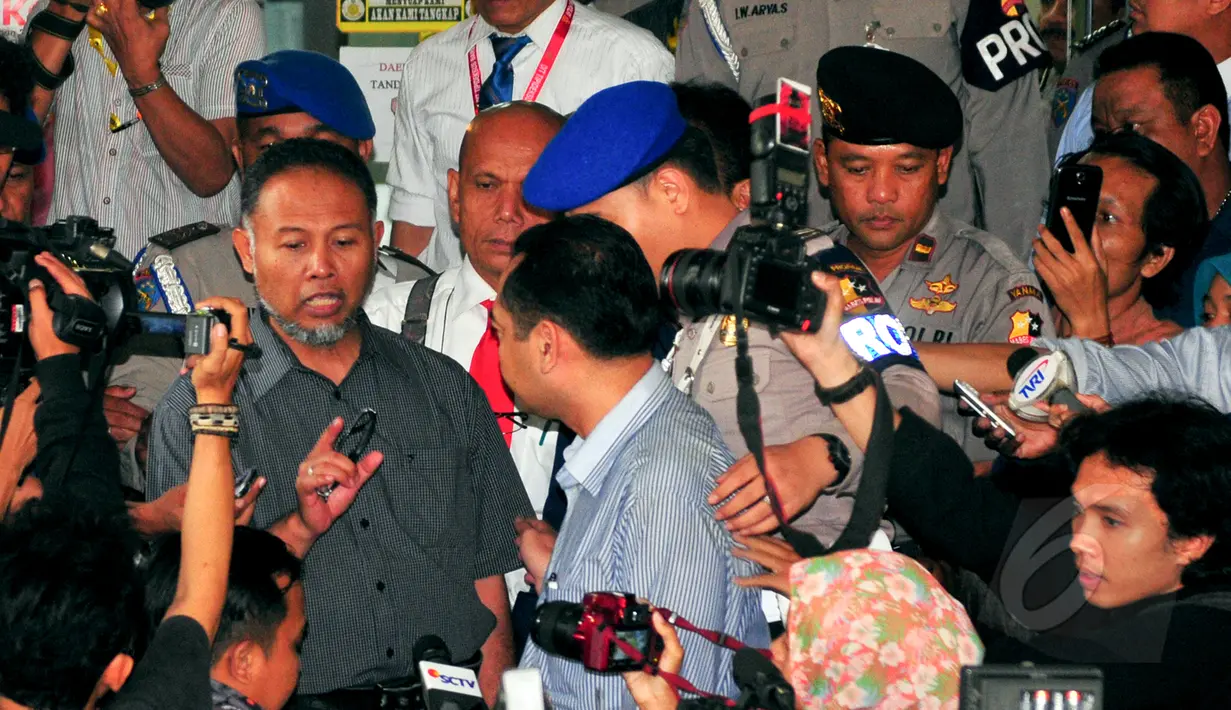 Wakil Ketua nonaktif KPK Bambang Widjojanto usai menjalani pemeriksaan di Bareskrim Mabes Polri), Jakarta Kamis (23/4/2015). BW tak jadi ditahan karena bersikap kooperatif oleh penyidik. (LIputan6.com/Yoppy Renato)