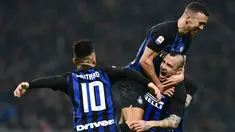 Gelandang Inter Milan Radja Nainggolan (kanan bawah) melakukan selebrasi bersama Lautaro Martinez dan Ivan Perisic usai mencetak gol ke gawang Sampdoria pada Serie A di Stadion San Siro, Milan, Minggu (17/2). Inter Milan menang 2-1. (Miguel MEDINA/AFP)