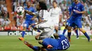 Bek Real Madrid, Marcelo (atas) berusaha melewati gelandang Juventus, Arturo Vidal saat leg kedua semifinal Liga Champions di Stadion Santiago Bernabeu, Kamis (14/5/2015). Real Madrid bermain imbang 1-1 atas Juventus. (Reuters/Paul Hanna)
