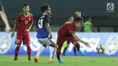 Gelandang Timnas Indonesia U-19, Witan Sulaeman (kanan) menghindari kawalan pemain Kamboja U-19, Touch Kimchay pada laga persahabatan di Stadion Patriot Candrabhaga, Bekasi, Rabu (4/10). Indonesia U-19 unggul 2-0. (Liputan6.com/Helmi Fithriansyah)
