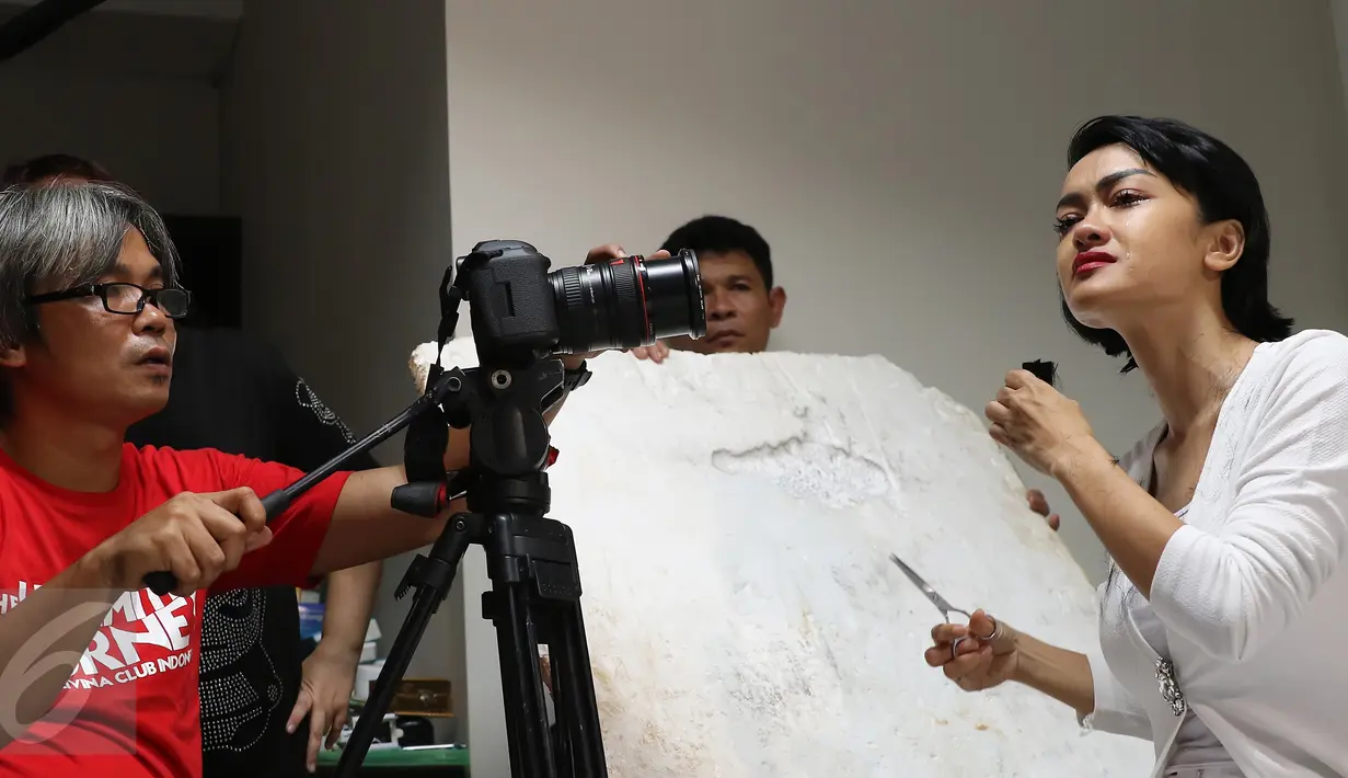 Aktris Julia Perez yang memerankan Zakia Qonita saat syuting film di kediamannya jakarta, Kamis (25/02). Jupe memotong rambutnya sebagai bentuk kepedulian kepada pejuang kanker. (Liputan6.com/Herman Zakharia)