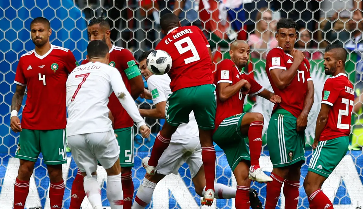 Penyerang Portugal, Cristiano Ronaldo melakukan tendangan bebas saat bertanding melawan Maroko pada lanjutan grup B Piala Dunia 2018 di Stadion Luzhniki di Moskow, Rusia (20/6). Portugal menang tipis 1-0 atas Maroko. (AP Photo / Matthias Schrader)