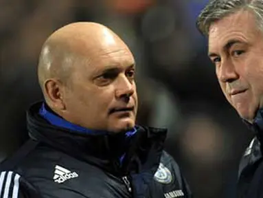 Chelsea's manager Carlo Ancelotti (R) and his assistant Ray Wilkins arrive for their English Premier League football match against Hull City at The KC Stadium in Hull, northern England, on February 2, 2010. AFP PHOTO/PAUL ELLIS