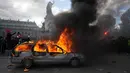 Sebuah mobil terbakar di Lapangan République saat aksi demonstrasi menentang kenaikan biaya hidup dan menyuarakan keluhan mahasiswa di Paris, Prancis, Sabtu (17/10/2026). (AP Photo/Thibault Camus)