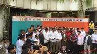 Pasangan calon gubernur dan wakil gubernur nomor urut 1, Ridwan Kamil-Suswono (RIDO) menerima hasil Pilkada Jakarta 2024, Jumat (13/12/2024). (Liputan6.com/ Muhammad Radityo Priyasmoro)