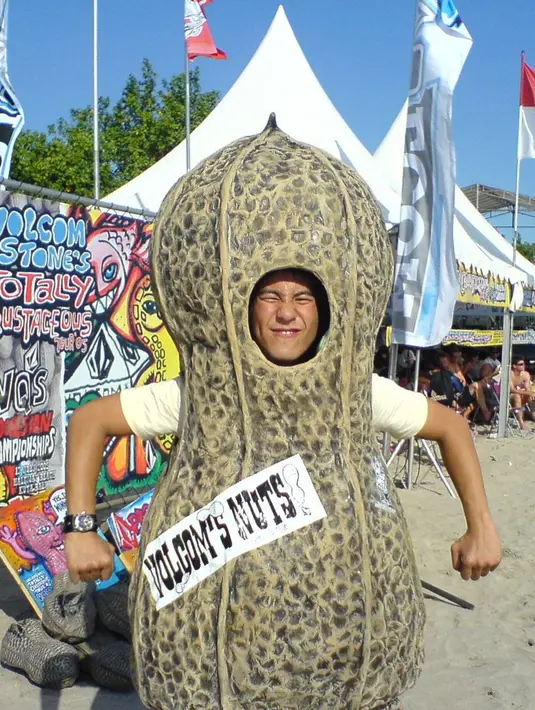 Pria dua orang anak itu membagikan sembilan foto jadul dengan berbagai model  dan pose. Mengenakan kostum kacang. [Instagram/vjdaniel]