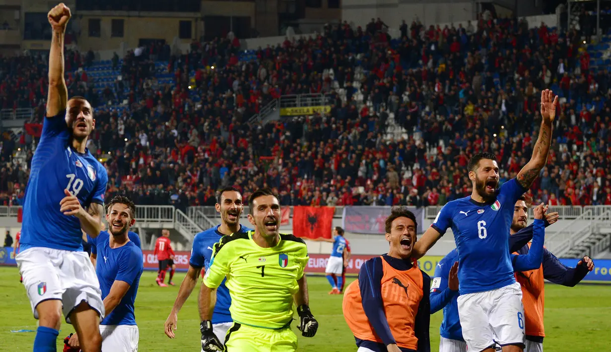 Para pemain Italia merayakan kemenangan atas Albania pada laga kualifikasi Piala Dunia 2018 di Stadion Loro Borici, Senin (9/20/2017). Italia menang 1-0 atas Albania. (AFP/Dimitar Dilkoff)