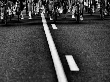 Pebalap memacu sepedanya padaetape ke-4  dengan jarak 237,5 km edisi 103 tahun Tour de France  antara Saumur and Limoges, (5/7/2016). (AFP/Jeff Pachoud)