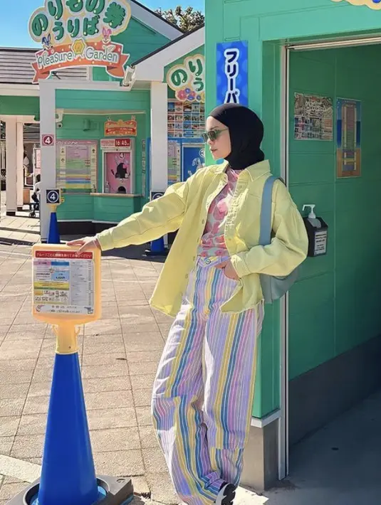 Pastel dan motif hadirkan kesempurnaan gaya untuk tampilan menjanjikan kala berlibur.  [Foto: Instagram/ Tantri Namirah]