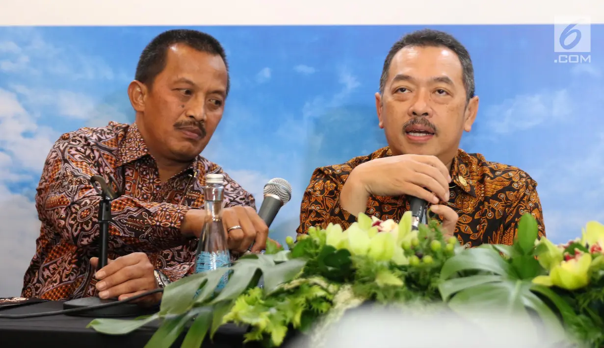 Direktur Utama PT Perusahaan Gas Negara (PGN) Jobi Triananda Hasjim (kanan) memberi sambutan dalam Rapat Umum Pemegang Saham Luar Biasa di Jakarta, Kamis (25/1). Pemerintah mengalihkan saham Seri B di PGN ke PT Pertamina. (Liputan6.com/Angga Yuniar)