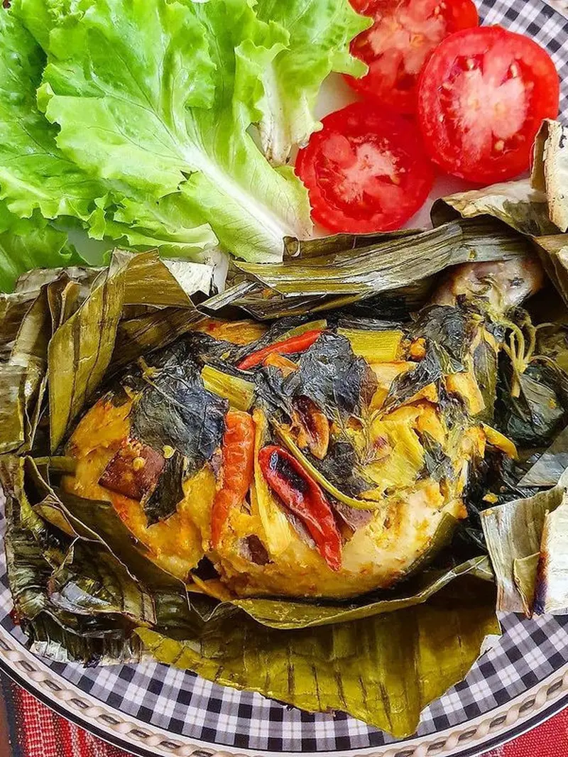 Sepiring pepes ayam daun kemangi dengan daun singkong