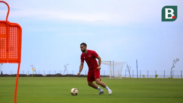 Foto: Aksi Egy Maulana Vikri dan Jordi Amat saat Latihan Terbuka di Bali Menjelang Piala AFF 2022 yang Tinggal Menghitung Hari