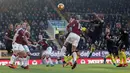 Duel antara pemain Manchester City dan Burnley dalam laga Premier League di Stadion Turf Moor, Sabtu (26/11/2016). (Action Images via Reuters/Carl Recine)