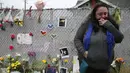 Seorang wanita menangis saat berada di tempat peringatan Gudang Terbakar di California, AS, Senin (5/12). Setidaknya ada 30 korban yang tewas dalam peristiwa kebakaran tersebut. (REUTERS / Lucy Nicholson)