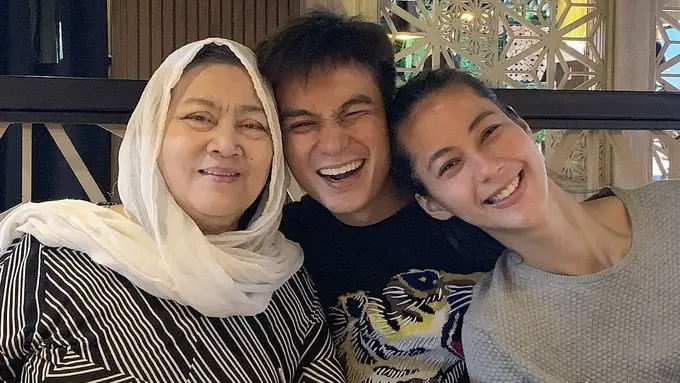[Fimela] Foto kenangan Baim Wong bersama Ibunda