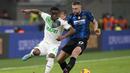 Di awal laga, Sassuolo langsung merepotkan Inter Milan melalui aksi Hamed Junior Traore. Sayang, setelah berhasil melewati dua pemain belakang Inter, tembakannya masih melebar dari gawang Samir Handanovic. (AP/Antonio Calanni)