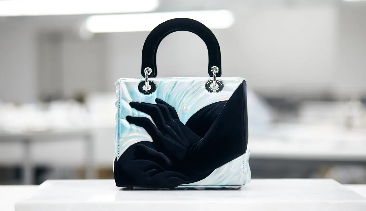 Desain yang elegan, feminin, dan minimalis Lady Dior menjadi daya tarik tersendiri (Dior)