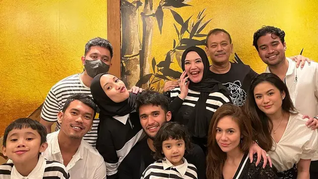 Ibu Sabda Ahessa Sudah Beri Restu, Ini 6 Potret Wulan Guritno dan Keluarga Kekasih