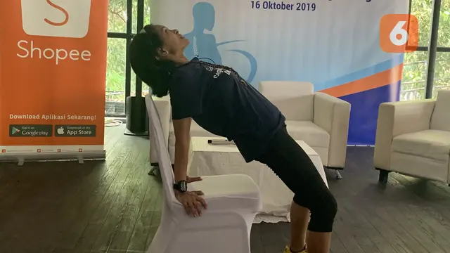 4 Gerakan Yoga di Kursi yang Bantu Cegah Osteoporosis