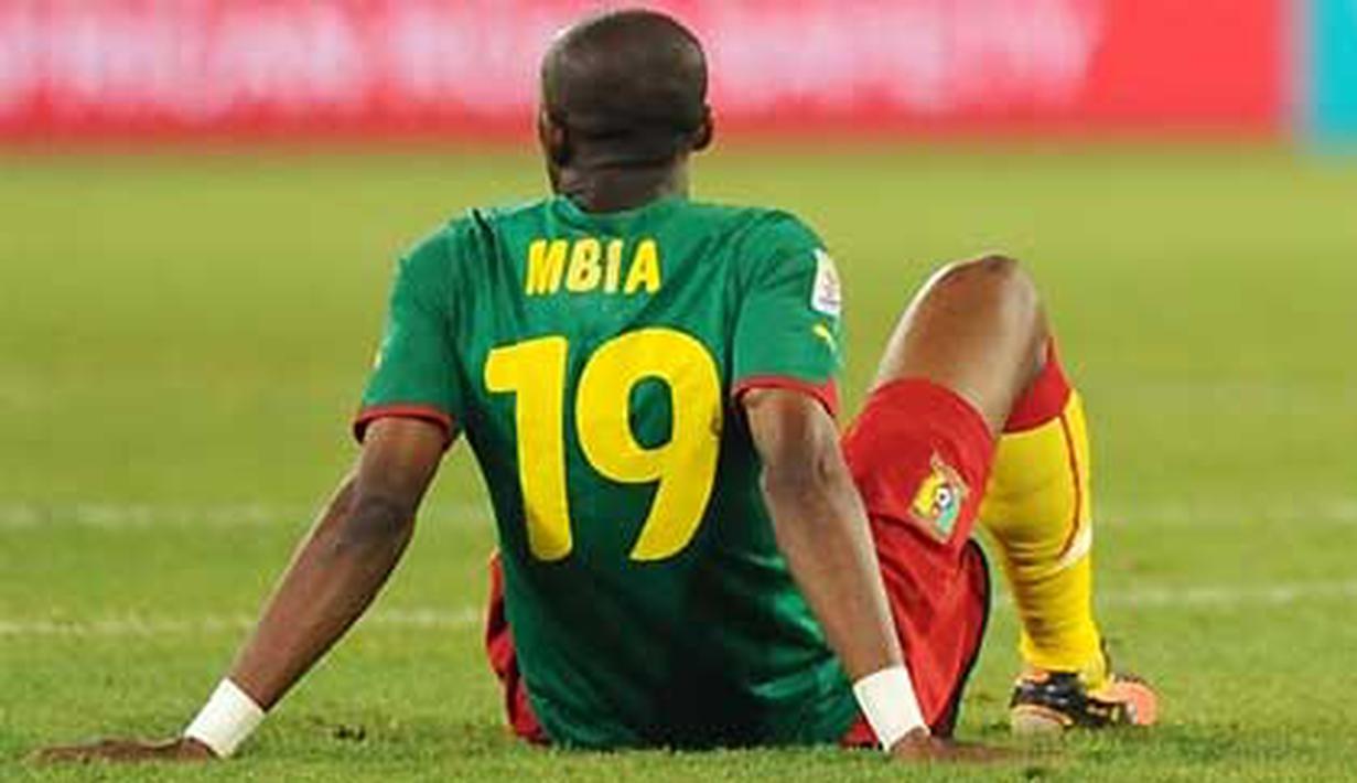 Bek Kamerun dan Marseille Stephane Mbia duduk di lapangan seusai kekalahan 1-2 dari Denmark di laga penyisihan Grup E PD 2010 di Loftus Versfeld Stadium, Pretoria, 19 Juni 2010. AFP PHOTO / CHRISTOPHE SIMON