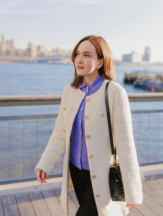 Pada potret pertama, Shandy terlihat memadukan atasan berkerah warna biru dengan tweed long blazer warna putih. Untuk bawahan, ibu satu anak itu memilih long pants dan sepatu boots hitam.  [@shandyaulia]