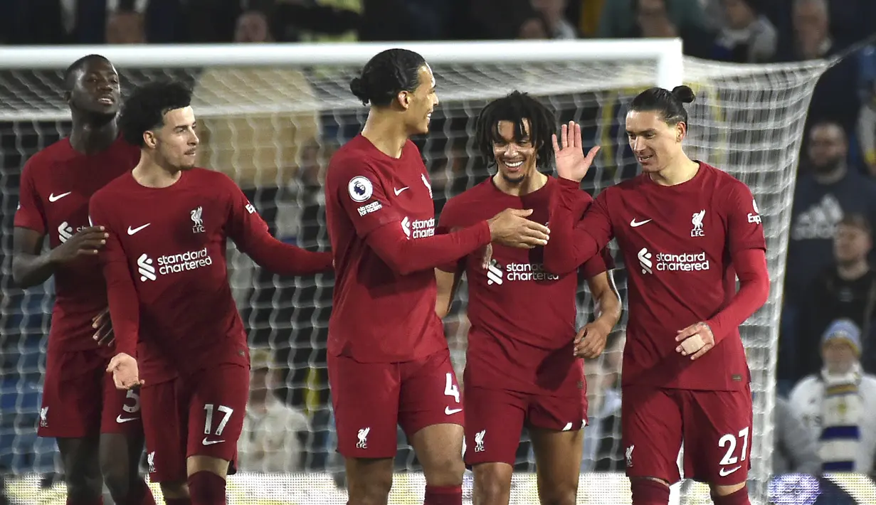 Penyerang Liverpool, Darwin Nunez (kanan) berselebrasi dengan rekan setimnya setelah mencetak gol ke gawang Leicester City pada pertandingan lanjutan Liga Inggris di Elland Road di Leeds, Inggris, Selasa, 18 April 2023. (AP Photo/Rui Vieira)