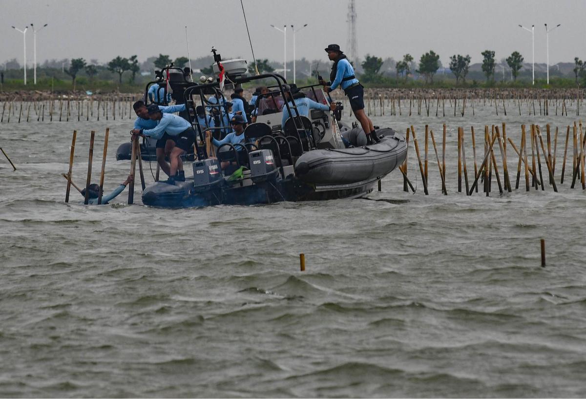 Aksi Ribuan Pasukan TNI AL dan Nelayan Bersatu Bongkar Pagar Laut Misterius di Tangerang