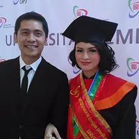 Donita resmi jadi sarjana (Joanzen Yoka/Bintang.com)