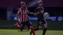 Gelandang Atletico Madrid, Yannick Carrasco (kiri) mengejar bola saat menghadapi Eibar dalam laga lanjutan Liga Spanyol 2020/2021 pekan ke-31 di Wanda Metropolitano Stadium, Madrid, Minggu (18/4/2021). Atletico menang 5-0 atas Eibar. (AP/Bernat Armangue)