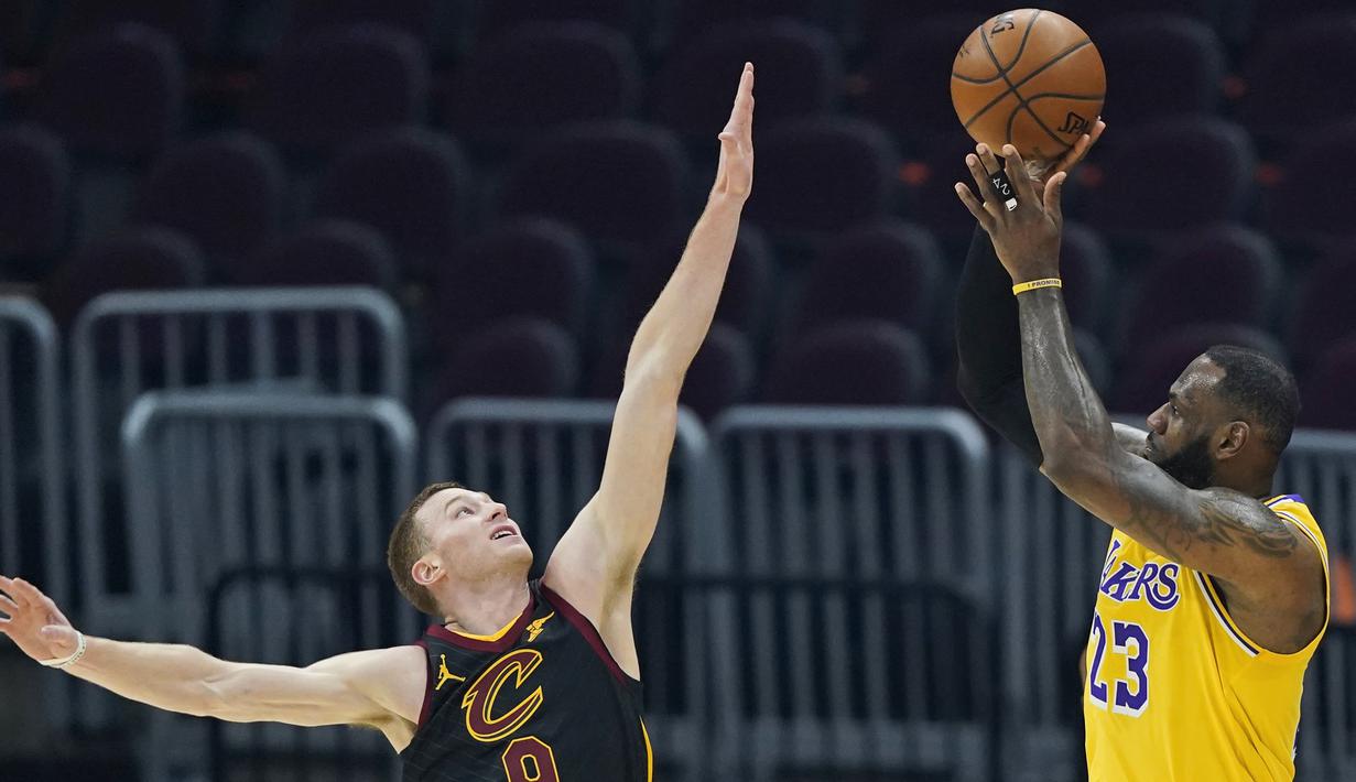 Pebasket Cleveland Cavaliers, Dylan Windler (kiri) meghalangi pebasket LA Lakers, LeBron James dalam laga lanjutan babak reguler NBA di Quicken Loans Arena, Selasa (26/1/2021). (Foto: AP Photo/Tony Dejak)