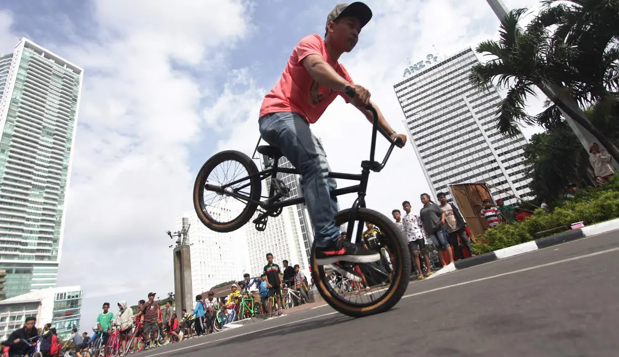 Saat car free day Aksi freestyle sepeda BMX menjadi pusat perhatian sejumlah warga, Jakarta, Minggu (14/12/2014) ( Liputan6.com/Faizal Fanani)