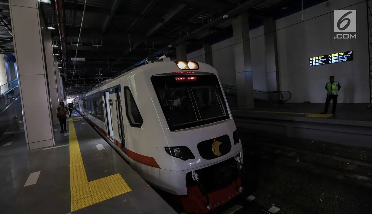Rangkaian kereta Bandara Soekarno-Hatta yang mulai beroperasi memasuki peron stasiun Sudirman Baru, Jakarta, Selasa (26/12). Rencananya, operasional kereta bandara akan diresmikan Presiden Joko Widodo pada 2 Januari 2018. (Liputan6.com/Faizal Fanani)