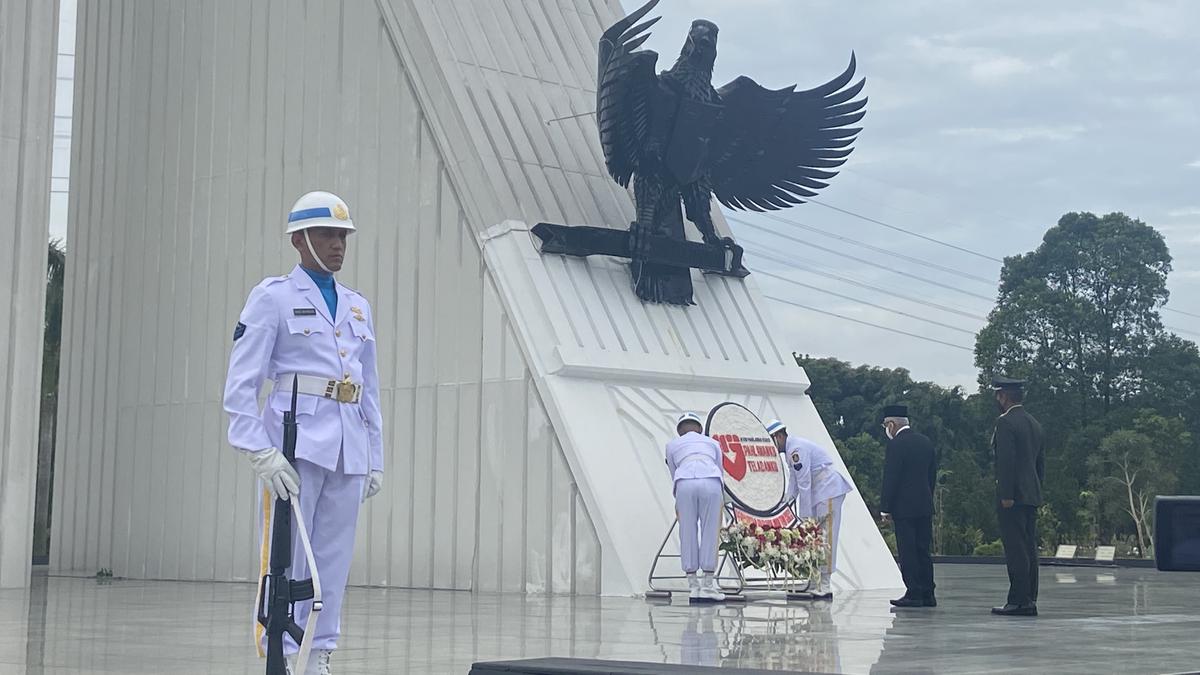 Momen Khidmat Upacara Peringatan Hari Pahlawan di TMP Kalibata