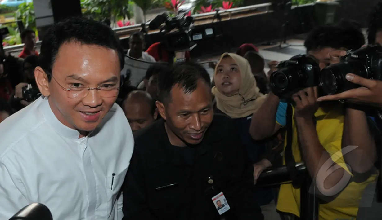 Gubernur Ahok menebar senyum saat tiba di Kantor KPK, Jakarta, Jumat (27/2/2015). Kedatangan Ahok untuk melaporkan temuan dana siluman di Pemerintah Provinsi DKI. (Liputan6.com/Herman Zakharia)
