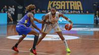 Pemain asing Kesatria Bengawan Solo, Dayon Griffin, menjadi salah satu aktor penting di balik kemenangan timnya saat menjamu Rajawali Medan dalam partai lanjutan Indonesian Basketball League (IBL) 2025 di GOR Sritex Arena, Rabu (22/1/2025). (Bola.com/Radifa Arsa)