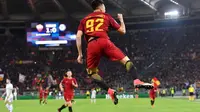 Striker AS Roma Stepahn El Shaarawy merayakan gol ke gawang Chelsea pada laga Liga Champions di Olimpico, Selasa (31/10/2017). (AP Photo/Ettore Ferrari)