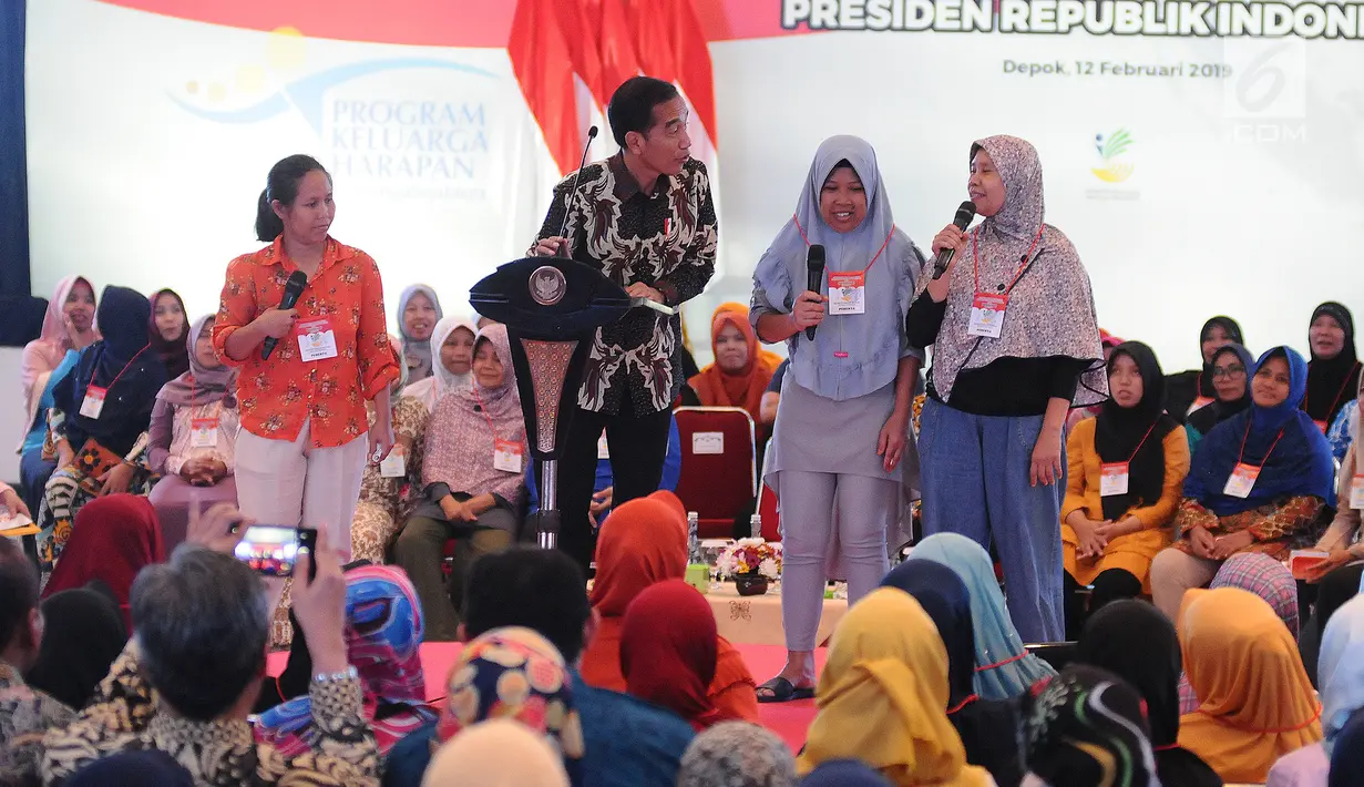 Presiden Joko Widodo atau Jokowi berbincang dengan Keluarga Penerima Manfaat (KPM) saat menyalurkan bansos Program Keluarga Harapan (PKH) dan Bantuan Pangan Non Tunai (BPNT) kepada seribu warga Depok, Jabar, Selasa (12/2). (Liputan6.com/Herman Zakharia)