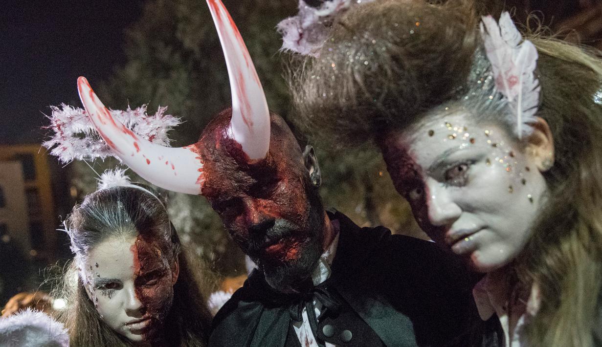 Sejumlah peserta mengenakan kostum menyerupai zombie saat mengikuti perayaan hari Purim di Tel Aviv (11/3). Perayaan ini sebagai bentuk peringatan orang Yahudi bebas dari rencana jahat Haman. (AFP/Jack Guez)