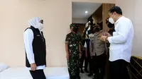 Wali Kota Surabaya Eri Cahyadi bersama Khofifah meninjau lokasi Isoter di Hotel Asrama Haji dan RS Lapangan Tembak. (Dian Kurniawan/Liputan6.com)