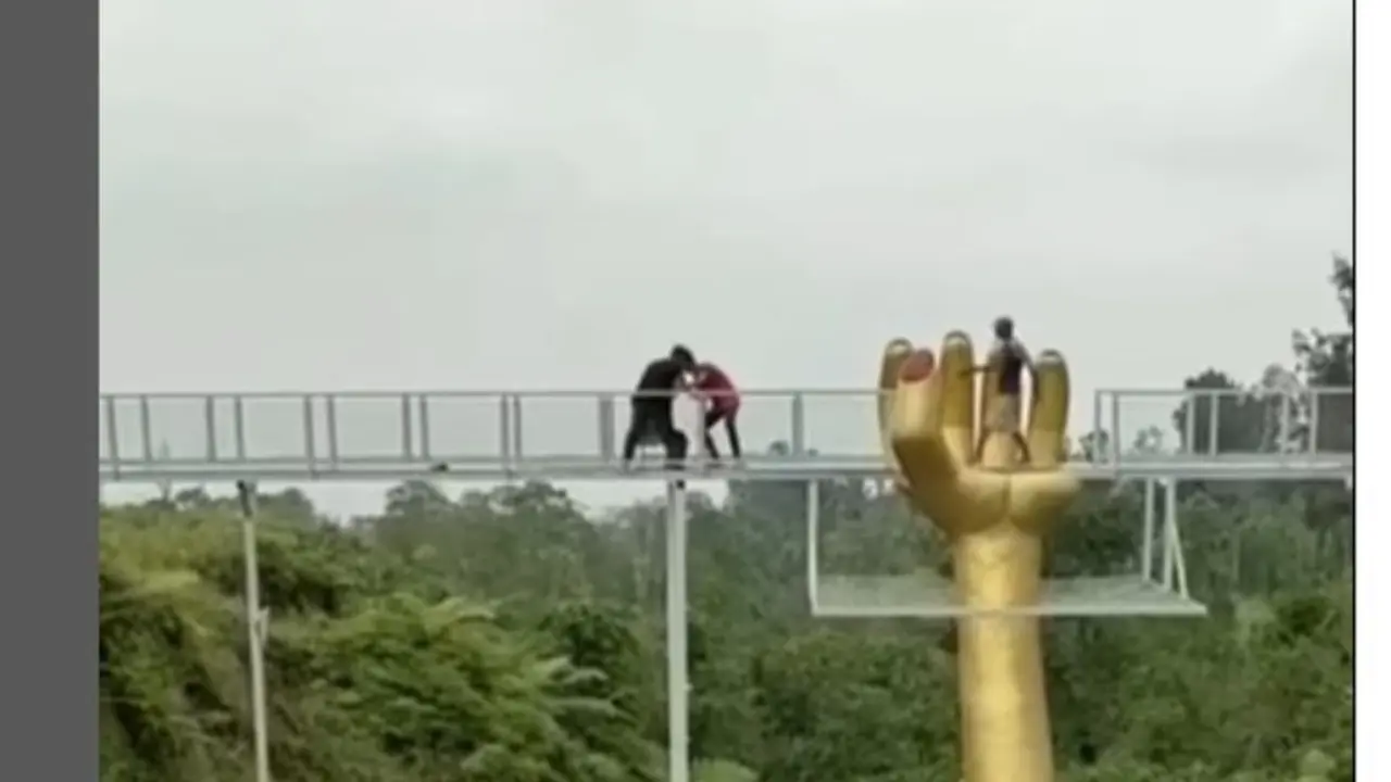 Jembatan Kaca The Geong Limpakus di Banyumas Pecah.