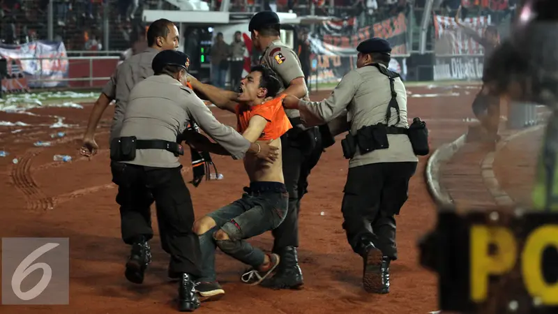 20160624-Rusuh-Laga-Persija-vs-Sriwijaya-Dihentikan-HEL