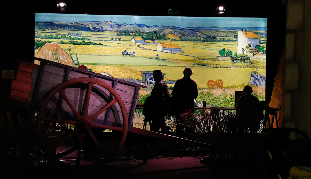 Pengunjung mengamati sejumlah koleksi dalam proyek pameran Meet Vincent van Gogh Experience di London, Inggris, Selasa (25/2/2020). Pameran ini mengajak para pengunjung menyelami dunia sang maestro. (Xinhua/Han Yan)