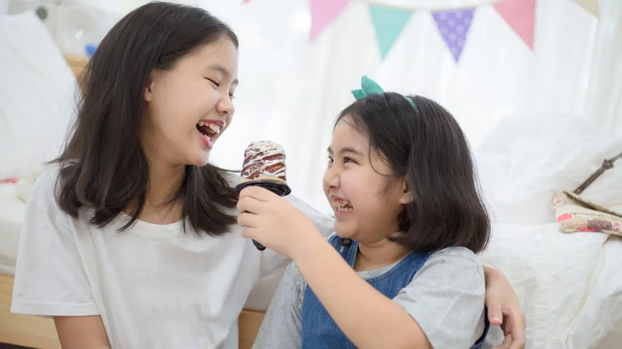 anak kecil berbagi