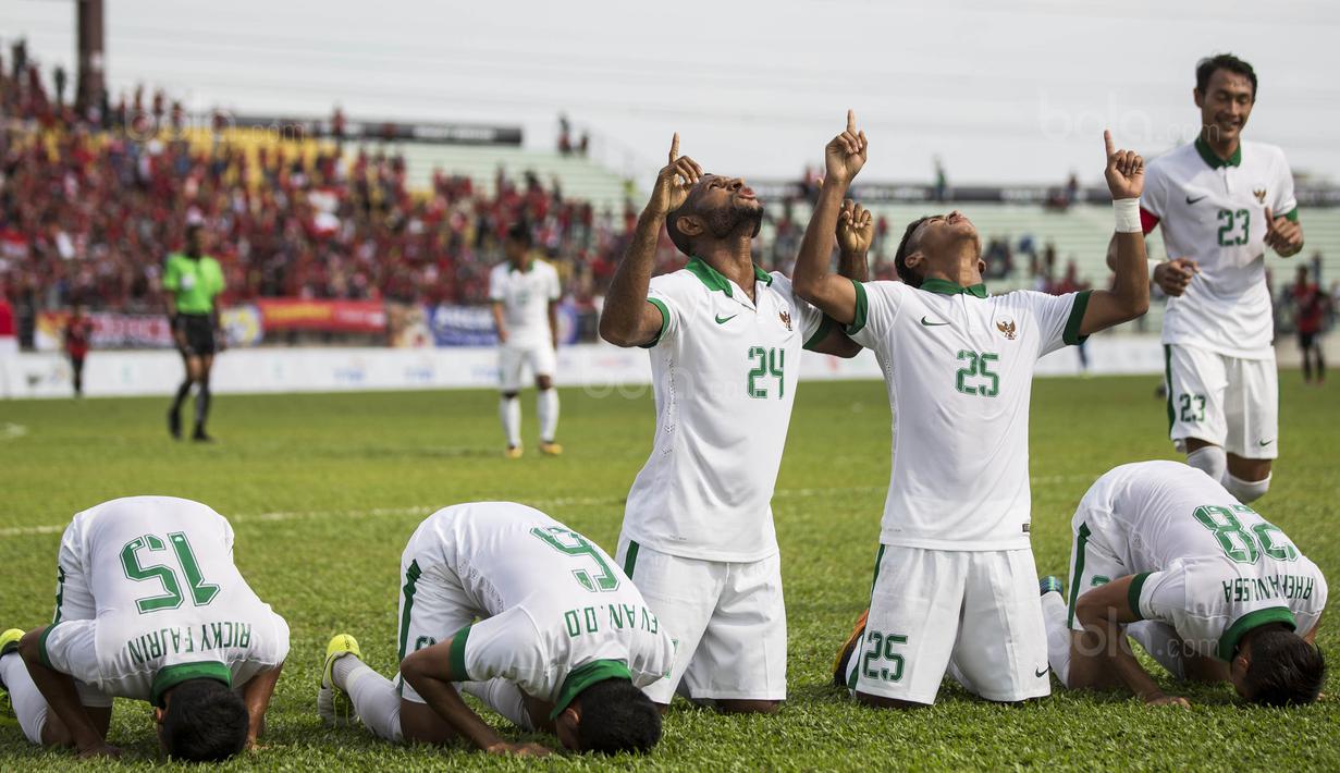 3. Para pemain Timnas Indonesia menunjukan indahnya keberagaman beragama saat Marinus Wanewar mencetak gol. (Bola.com/Vitalis Yogi Trisna)